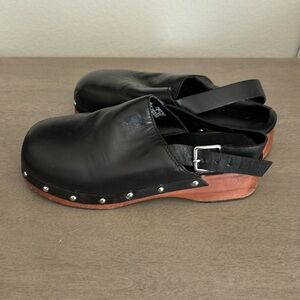 Black Zara clogs // worn once 🖤